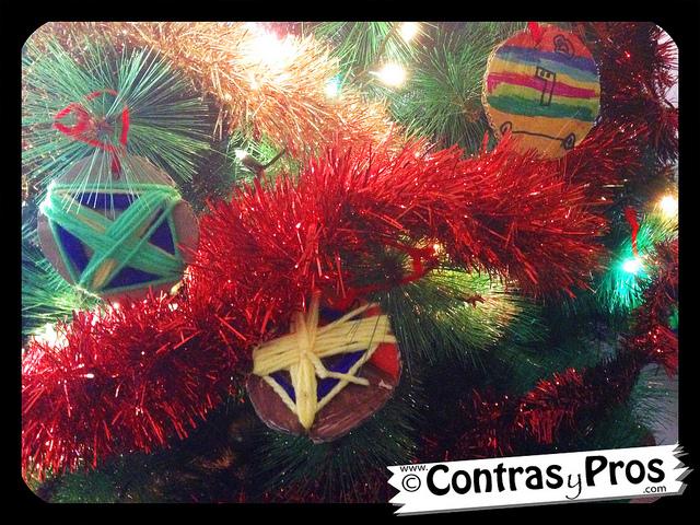 … de los adornos navideños con cartón y lana y con piñas Adornos de cartón y lana