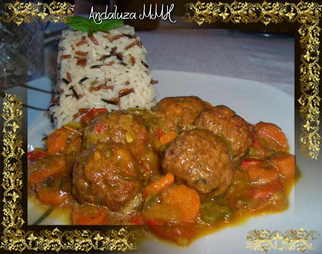 Albóndigas de Pollo y Jamón en salsa con Verduras