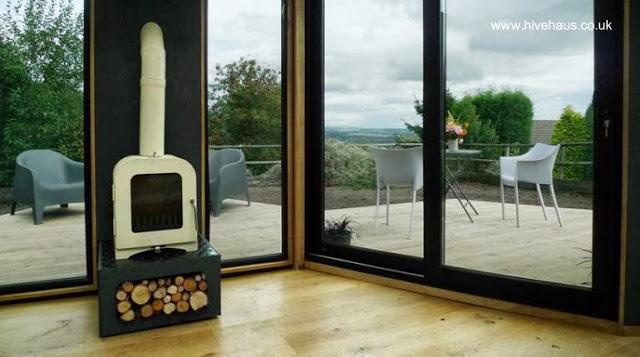 Puede verlo abierto arriba en la segunda fotografía Ambiente en una de las celdas de la casa prefabricada inglesa