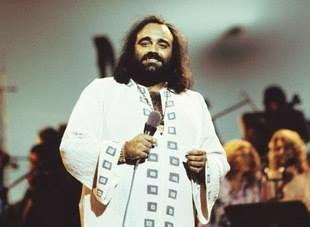 DEMIS ROUSSOS, los Perros y el Playback