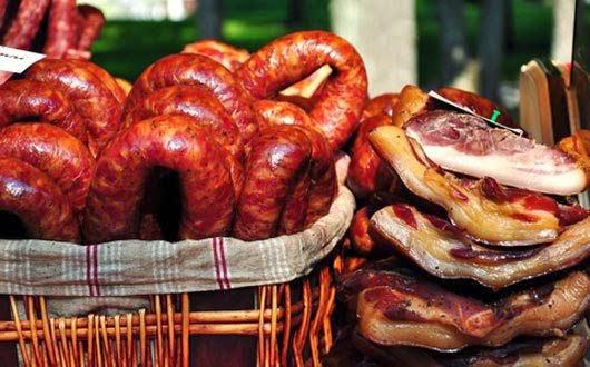 Croissants rellenos de mermelada de ciruelas y nuez rallada, Tradiciones navideñas en Rumanía Croissants rellenos de mermelada de ciruelas y nuez rallada, Tradiciones navideñas en Rumanía