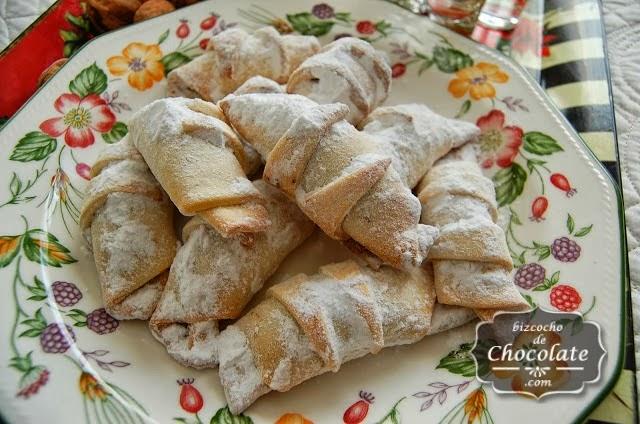 Croissants rellenos de mermelada de ciruelas y nuez rallada, Tradiciones navideñas en Rumanía Croissants rellenos de mermelada de ciruelas y nuez rallada, Tradiciones navideñas en Rumanía