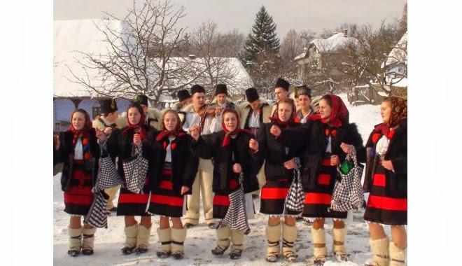 Croissants rellenos de mermelada de ciruelas y nuez rallada, Tradiciones navideñas en Rumanía Croissants rellenos de mermelada de ciruelas y nuez rallada, Tradiciones navideñas en Rumanía