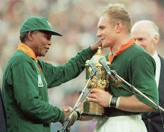 Nelson Mandela, un hombre imprescindible Nelson Mandela, un hombre imprescindible