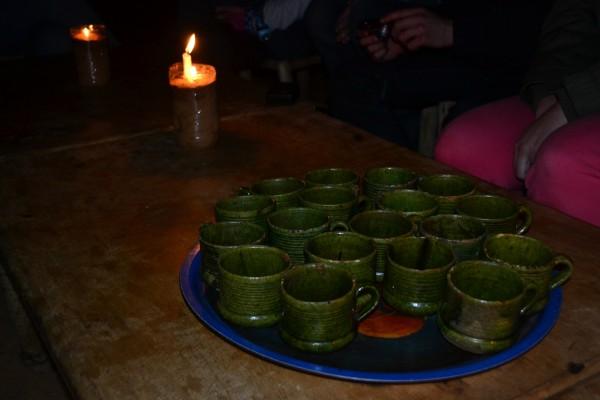 Una buena ronda de té para combatir el frío de la noche en el desierto