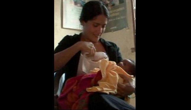 Salma Hayek dando de mamar a un bebé en Sierra Leona