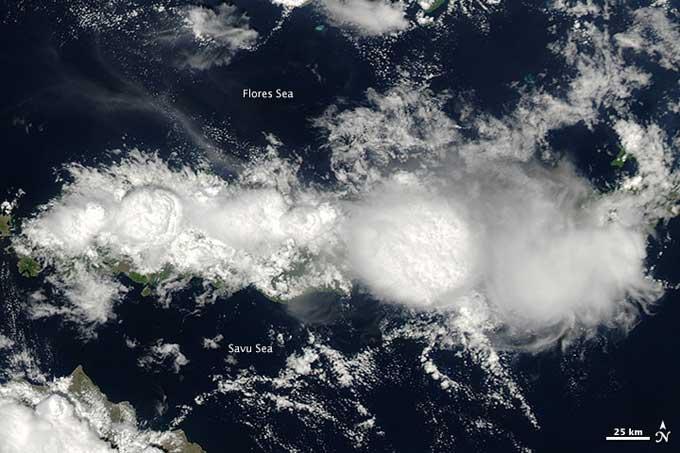 torres de nubes en la isla de Flores, Indonesia torres de nubes en la isla de Flores, Indonesia