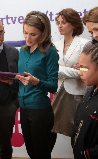 Letizia, look fallido con diadema, en el Salón del Libro Infantil y Juvenil Letizia, look fallido con diadema, en el Salón del Libro Infantil y Juvenil