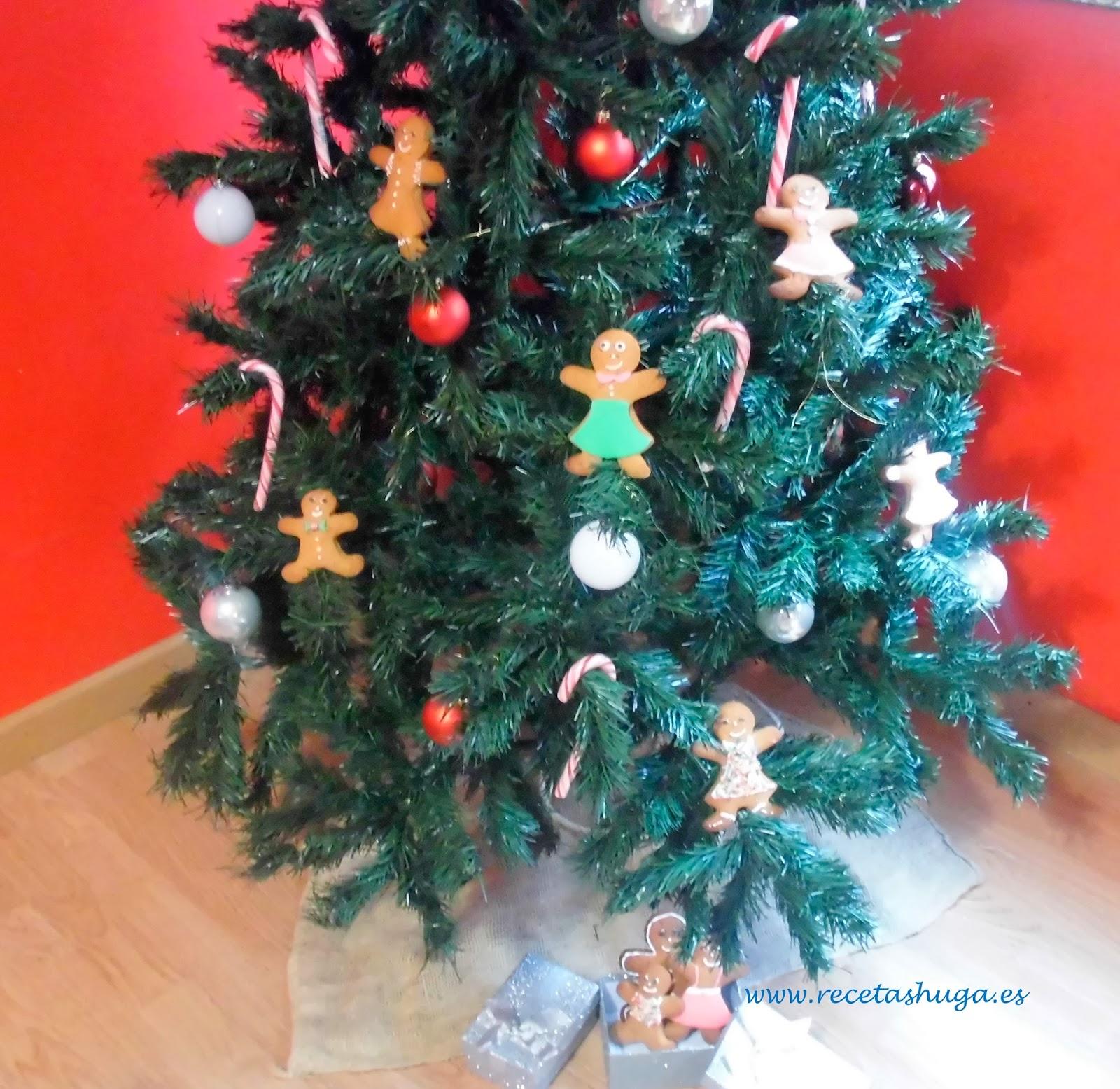 arbol de navidad adornado con galletas de jengibre y bastoncitos de caramelo