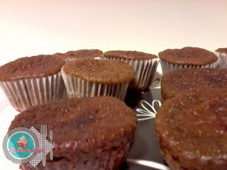 Esponjosos Cupcakes de cacao, mermelada y nata. Esponjosos Cupcakes de cacao, mermelada y nata.