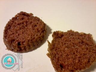 Esponjosos Cupcakes de cacao, mermelada y nata. Esponjosos Cupcakes de cacao, mermelada y nata.