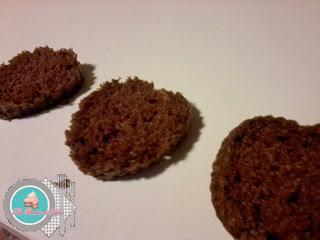 Esponjosos Cupcakes de cacao, mermelada y nata. Esponjosos Cupcakes de cacao, mermelada y nata.