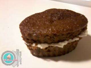 Esponjosos Cupcakes de cacao, mermelada y nata. Esponjosos Cupcakes de cacao, mermelada y nata.