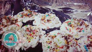 Esponjosos Cupcakes de cacao, mermelada y nata. Esponjosos Cupcakes de cacao, mermelada y nata.