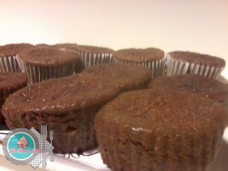 Esponjosos Cupcakes de cacao, mermelada y nata. Esponjosos Cupcakes de cacao, mermelada y nata.