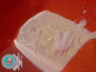 Esponjosos Cupcakes de cacao, mermelada y nata. Esponjosos Cupcakes de cacao, mermelada y nata.