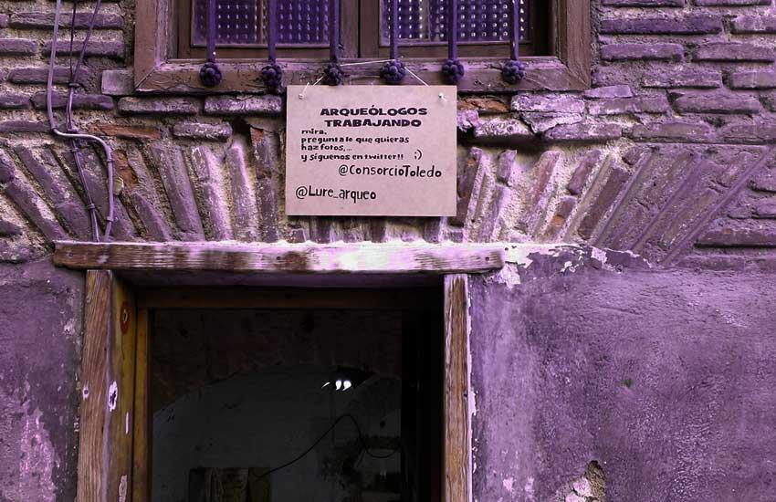 ¿Quieres ver como trabaja un arqueologo? Cartel Arqueologos Trabajando