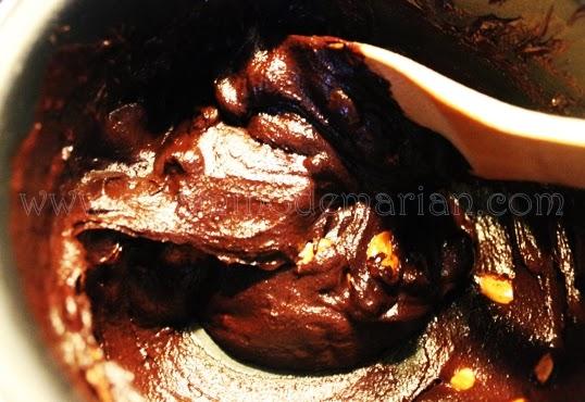 Una receta casera, turrón de chocolate amargo con almendras