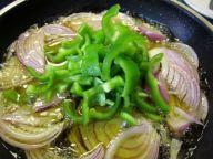 tortilla-de-patatas-09 Tortilla de patatas, cebolla y pimientos. (Y olé!)