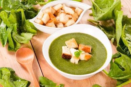 ¿Cómo preparamos una crema de espinacas saludable. crema con pan