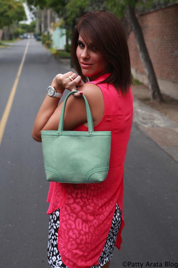 Mis looks verano Blusa asimétrica, falda print, cartera menta, patricia Arata