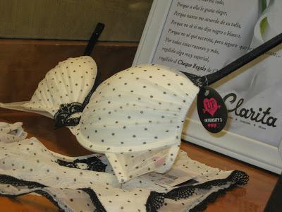 Nuestro escaparate de Passionata te invita a disfrutar de las fiestas! Nuestro escaparate de Passionata te invita a disfrutar de las fiestas!