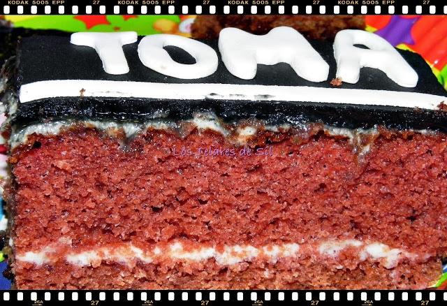 TARTA CLAQUETA DE CINE DE FONDANT CON CARRETE FOTOGRÁFICO DE FONDANT Y PASTA DE AZÚCAR Y BIZCOCHO RED VELVET