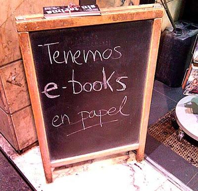 Fotografía tomada en la calle Huertas en Madrid Libros vs e-books: la batalla que ganó el lector (en 25 viñetas)