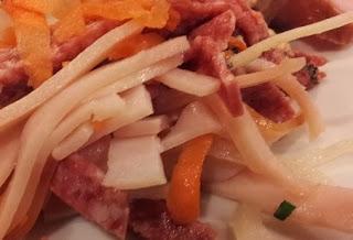 Guarnición de embutido y zanahoria Guarnición de embutido y zanahoria