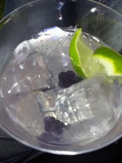 Gin tonic a la madrileña con caramelos violetas