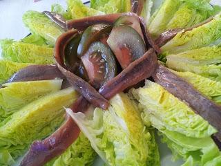 Ensalada con anchoas y tomate kumako Ensalada con anchoas y tomate kumako