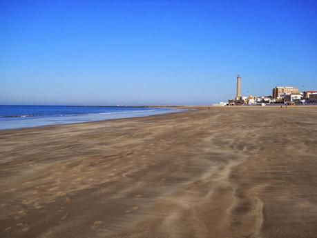 Miercoles Mudo: Paseando en una playa de Chipiona con la marea baja Miercoles Mudo: Paseando en una playa de Chipiona con la marea baja