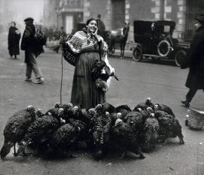 Vendedora de pavos, Madrid, 1925. Foto de Alfonso Portela.