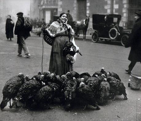 Vendedora de pavos en Madrid, 1925.