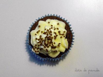 Cupcakes de chocolate con frosting de chocolate blanco