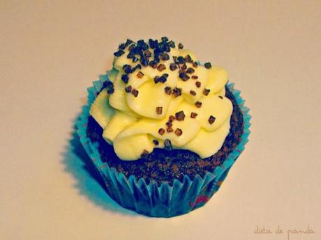 Cupcakes de chocolate con frosting de chocolate blanco