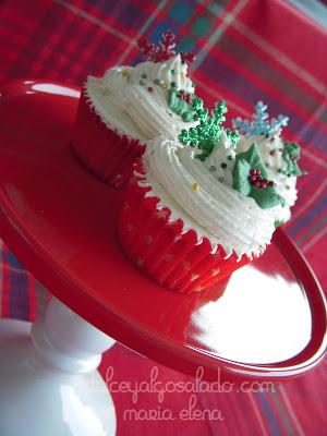 Mini cupcakes de turrón con crema de mantequilla y turrón.