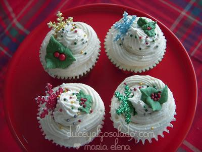 Mini cupcakes de turrón con crema de mantequilla y turrón.