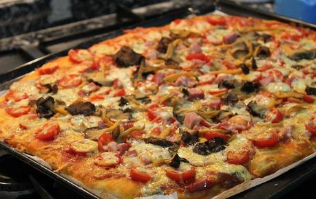 Pizza con bacon, queso azul y tomatitos cherry IMG_9173