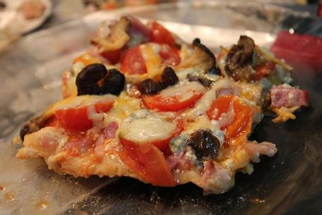 Pizza con bacon, queso azul y tomatitos cherry IMG_9179