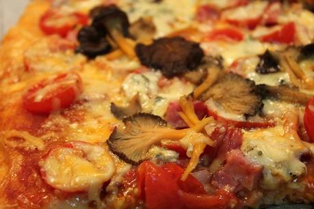 Pizza con bacon, queso azul y tomatitos cherry IMG_9181