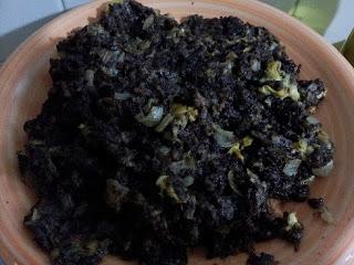 Revuelto de Morcilla con piñones Revuelto de Morcilla con piñones