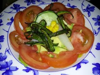 Ensalada de aguacate, tomate y pimientos picantes del Bierzo Ensalada de aguacate, tomate y pimientos picantes del Bierzo