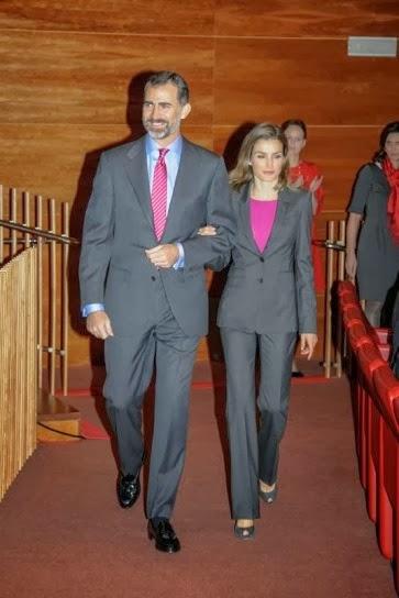 Dña. Letizia repite look ejecutivo en la presentación