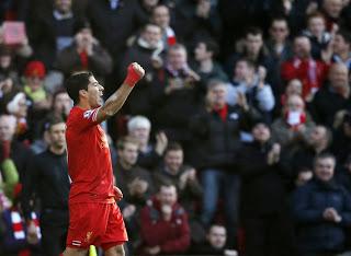 Luis Suárez coloca como líder al Liverpool