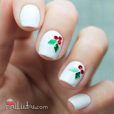 Uñas decoradas de Navidad | Nail art con hojas de acebo