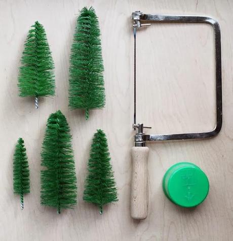 DIY Navidad: Mini árboles de navidad hechos con cepillos para botellas