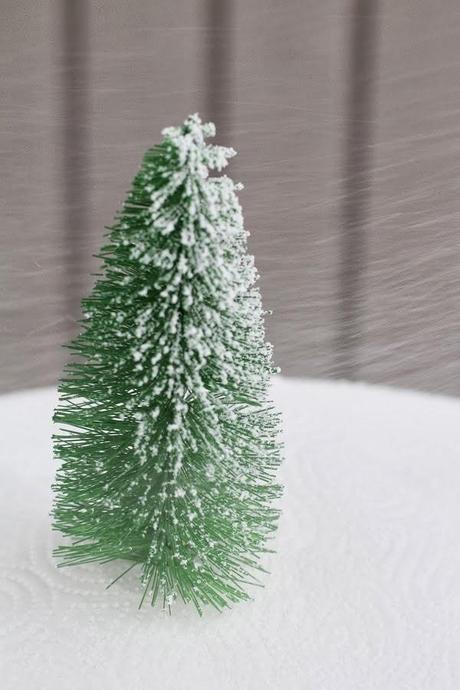 DIY Navidad: Mini árboles de navidad hechos con cepillos para botellas