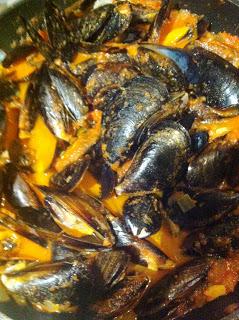 MEJILLONES A LA MARINERA CON LICOR DE PERNOD MEJILLONES A LA MARINERA CON LICOR DE PERNOD