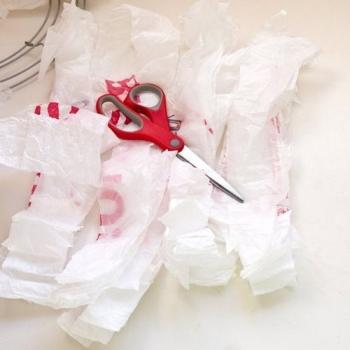 Una corona de Navidad hecha con bolsas de plástico Una corona de Navidad hecha con bolsas de plástico